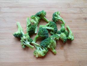 西蓝花切成小朵。