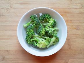 用淡盐水浸泡10分钟左右，清洗干净。