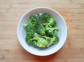 用淡盐水浸泡10分钟左右，清洗干净。