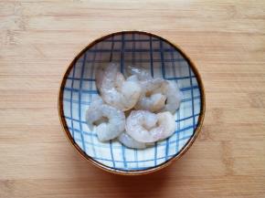 虾仁洗干净，加入1勺料酒搅拌均匀，去一下腥味。