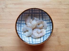 虾仁洗干净，加入1勺料酒搅拌均匀，去一下腥味。