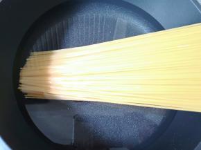 意面凉水入锅。