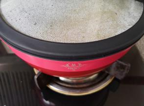 待到锅开意面变软以后，盖上锅盖转中小火煮10分钟。