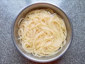 煮好的意面盛出过凉水。