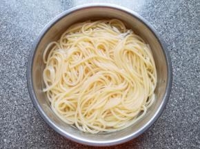 煮好的意面盛出过凉水。