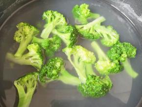 用煮意面的水将西蓝花焯熟。