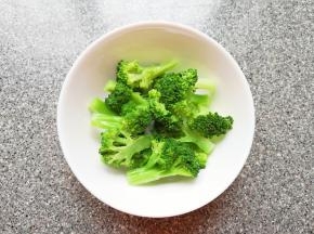 过一下凉水捞出备用。