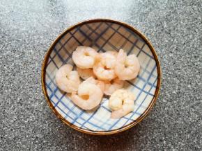 虾仁同样煮熟备用。