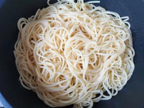 不粘锅倒入少许食用油烧热，下入意面翻炒均匀。