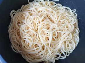 不粘锅倒入少许食用油烧热，下入意面翻炒均匀。