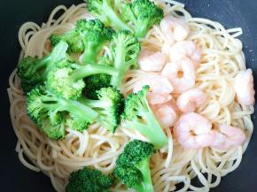 下入西蓝花和虾仁翻炒均匀。