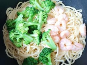 下入西蓝花和虾仁翻炒均匀。