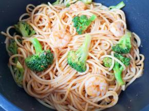 将肉酱和意面翻炒均匀即可。