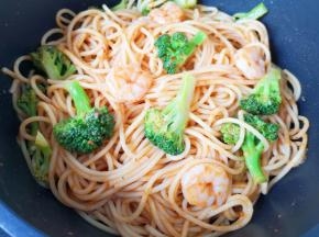 将肉酱和意面翻炒均匀即可。
