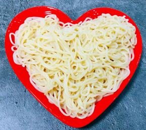 煮好的面条立即放入凉开水中过凉沥干水份摆入盘中