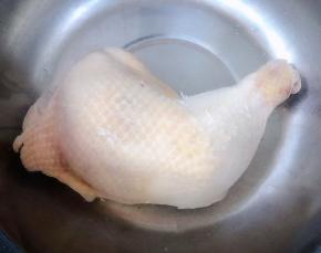 焯好水的鸡腿立即放入冷水中过凉冲洗干净