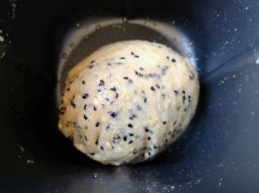 第二次15分钟和面程序结束以后，面团不用取出，直接放在面包机里面常温发酵至两倍大。