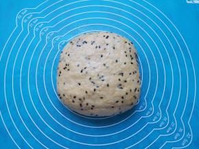 发酵好的面团从面包机里取出，拍打排气。