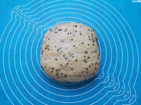 发酵好的面团从面包机里取出，拍打排气。