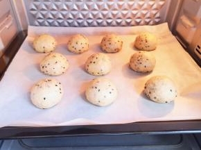 烤箱调至“发酵”功能，将面包放入烤箱内，40度发酵40分钟。