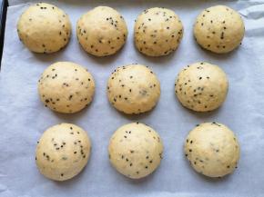 看一下，二次发酵完成的面包胖乎乎的。