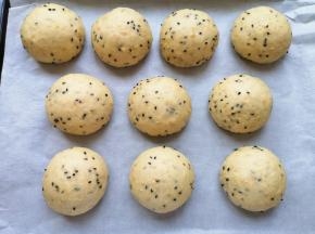 看一下，二次发酵完成的面包胖乎乎的。