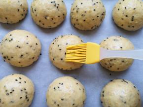 给面包表面刷上一层蛋液。