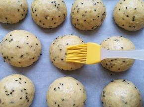 给面包表面刷上一层蛋液。