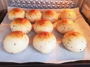 面包上色满意后及时加盖锡纸。