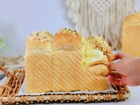 小家伙也喜欢撕着吃哈哈。