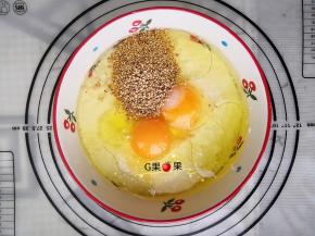 把鸡蛋、盐、油、清水、白芝麻都加入到面粉里揉成光滑的面团