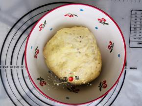 揉好的面团盖保鲜膜静置30分钟