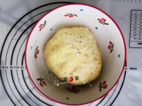 揉好的面团盖保鲜膜静置30分钟