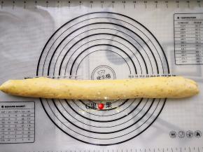 把静置好的面团揉成长条