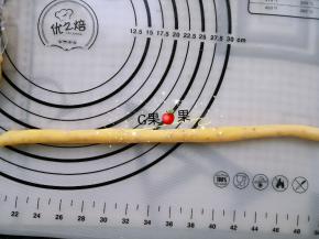 取其中一个用手搓成小细长条