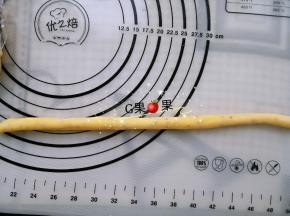 取其中一个用手搓成小细长条