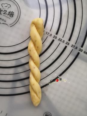 两只手互相反着搓，提起来让细面条自动拧上劲儿