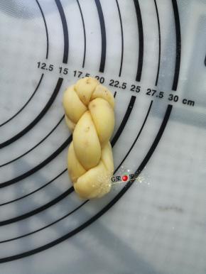 再重复上一步的操作，这样拧出来的麻花层次分明好看