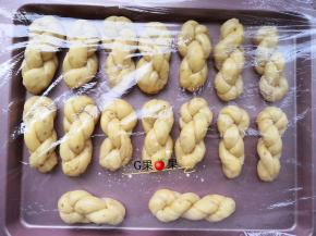 依次做好的小麻花要用保鲜膜盖好，防止风干