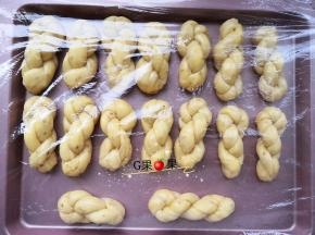 依次做好的小麻花要用保鲜膜盖好，防止风干