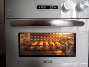 把做好的小麻花放入空气炸烤籃里，再放入预热好的ACA的空气炸烤箱190度空炸12分钟