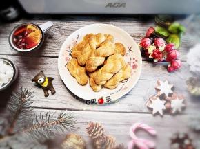 从烤箱里取出放到烤网上放凉就可以吃啦