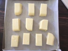 
摆放在铺了油纸的烤盘上，烤箱上下火200度预热10分钟