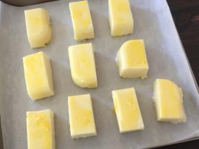 刷上一层蛋液，放入预热好的烤箱中层，200度25分钟，表面出现有焦斑即可，时间和温度要按自家的烤箱来调节