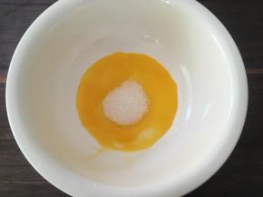 碗里加入蛋黄和白糖