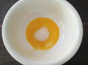 碗里加入蛋黄和白糖