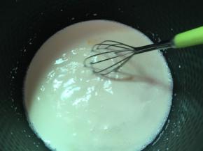 
小火加热至融化，一边加热一边搅拌