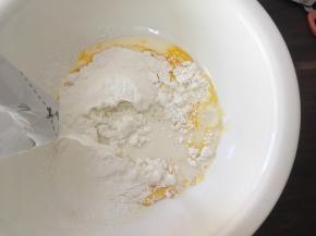 
加入牛奶，搅拌均匀