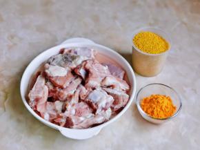 准备食材，排骨洗干净后泡冷水，将血水泡出。