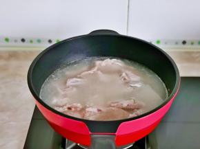 排骨冷水下锅焯水，大火烧开后煮2分钟捞出过冷水。